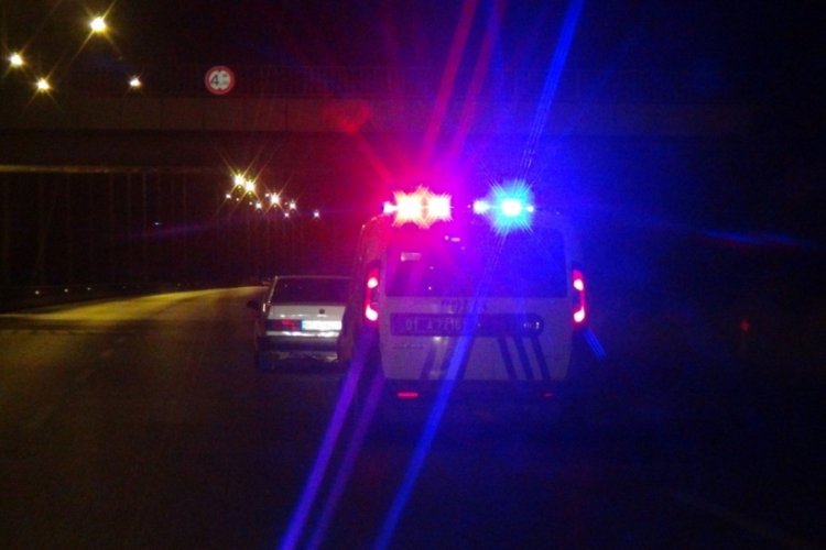 Adana'da yakalama kararı olan otomobil ile ka&ccedil;ış