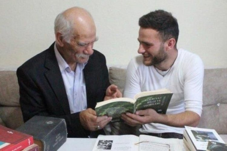 71 yaşındaki baba oğluyla aynı &uuml;niversiteyi kazandı
