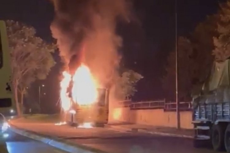 İstanbul'da İETT otob&uuml;s&uuml; alevlere teslim oldu