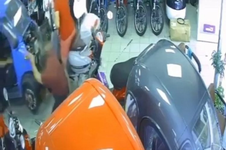 Bursa'da viteste bırakılan motosiklet mağazada harekete ge&ccedil;ti