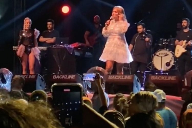 Demet Akalın, konserinde kendisine lazer tutan şahsa &ouml;fkelendi
