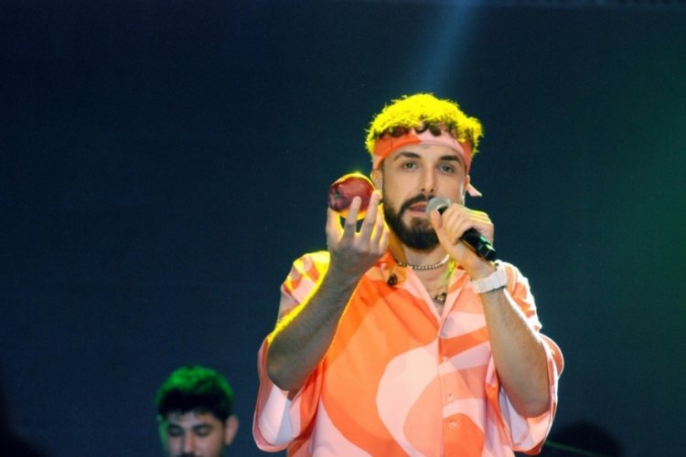 &Uuml;nl&uuml; rap&ccedil;i sahneden elma attı: Ortalık karıştı