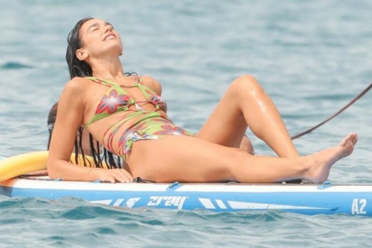 Dua Lipa, s&ouml;rf tahtasında g&uuml;neşlendi