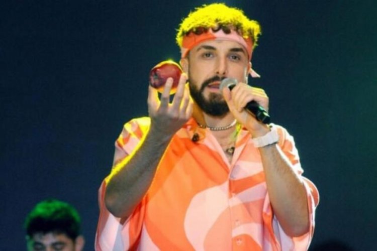 Sefo'nun sahneden fırlattığı elma izdihama neden oldu