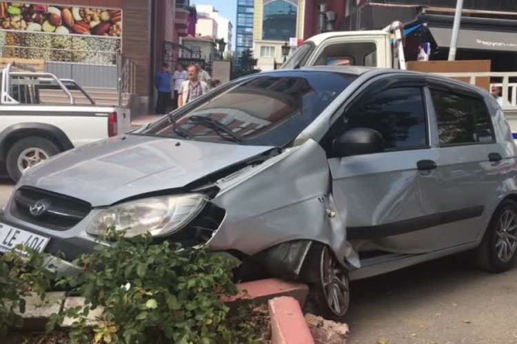 Amasya'da ehliyetsiz s&uuml;r&uuml;c&uuml; kaza yaptı: 2 kişi yaralandı