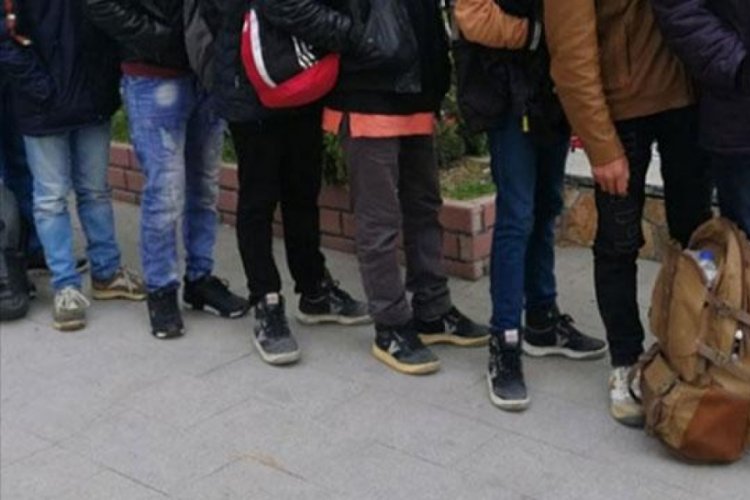 Kırklareli'nde 35 d&uuml;zensiz g&ouml;&ccedil;men yakalandı: 3 kişi tutuklandı