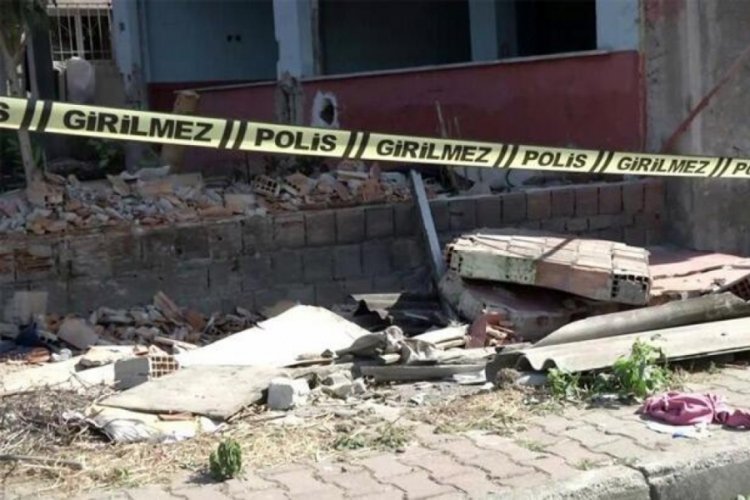 Oyun oynayan &ccedil;ocuğun &uuml;zerine bah&ccedil;e duvarı &ccedil;&ouml;kt&uuml;
