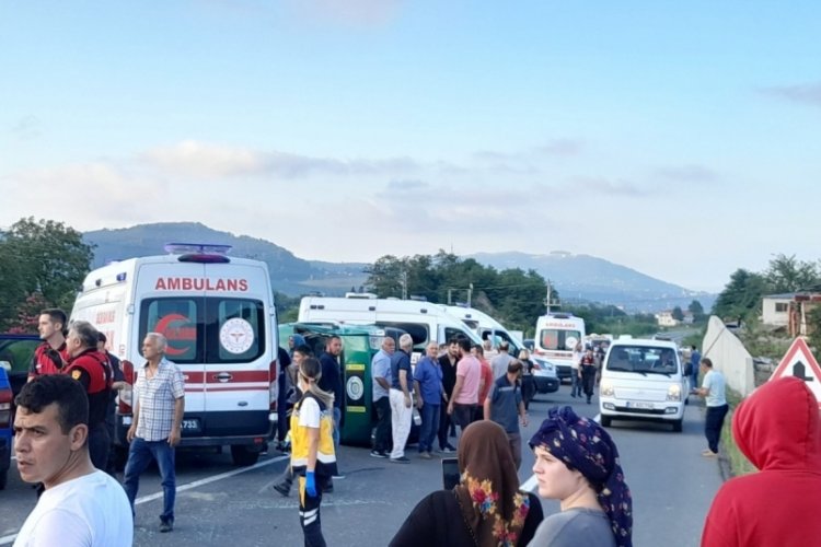 Ordu'da yolcu minib&uuml;s&uuml; ile otomobil &ccedil;arpıştı: &Ccedil;ok sayıda yaralı var