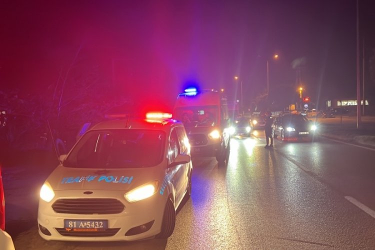 D&uuml;zce'de tırla otomobil &ccedil;arpıştı: 4 yaralı