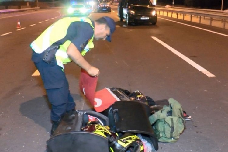 İstanbul'da kaza: T&uuml;rk bayrağını yerde g&ouml;ren jandarmadan onurlu davranış