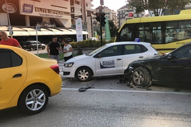 Bursa &Ouml;zl&uuml;ce'de zincirleme kaza