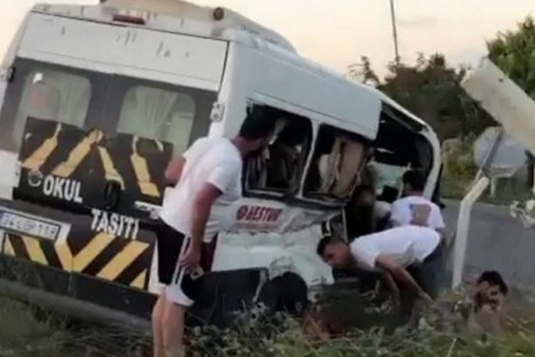İstanbul'da kamyonun &ccedil;arptığı minib&uuml;s takla attı