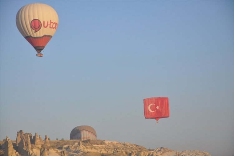 Kapadokya semalarında ay yıldızlı balonlar