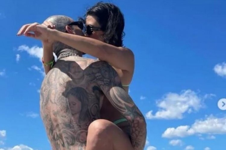 Kourtney Kardashian kocasının kucağında poz verdi