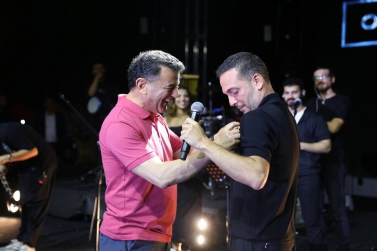 Tekirdağ'da konser veren Oğuzhan Ko&ccedil;'a belediye başkanından d&uuml;ğ&uuml;n hediyesi