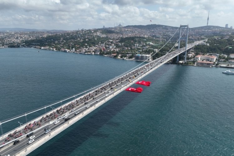 15 Temmuz Şehitler K&ouml;pr&uuml;s&uuml;nde g&ouml;rsel ş&ouml;len