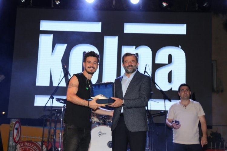 Bursa G&uuml;rsu'lu gen&ccedil;lerin Zafer coşkusu geceyi aydınlattı