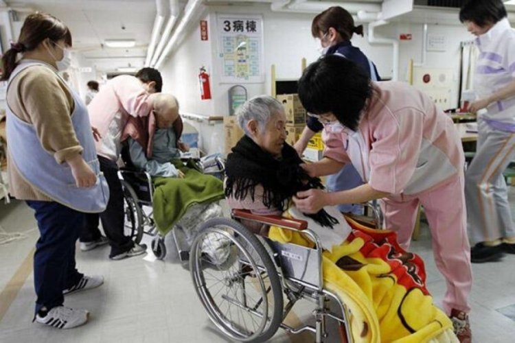 Japonya'da huzurevindeki yaşlılara eşlik etmesi i&ccedil;in bebek aranıyor