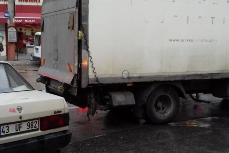 Bursa'da yanlış park kazaya neden oldu
