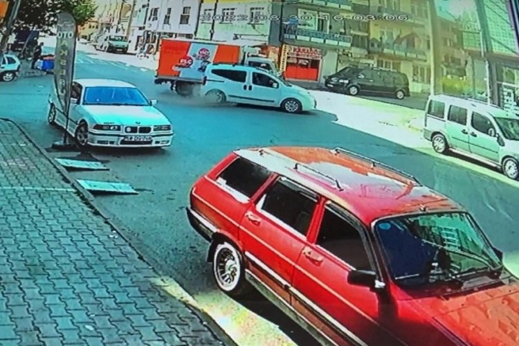 Sivas'ta hafif ticari ara&ccedil; ile kamyonet &ccedil;arpıştı: Yaralılar var