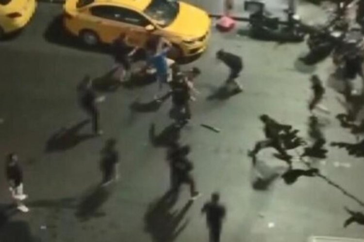 Kafe &ccedil;alışanları m&uuml;şteriyi d&ouml;vd&uuml;