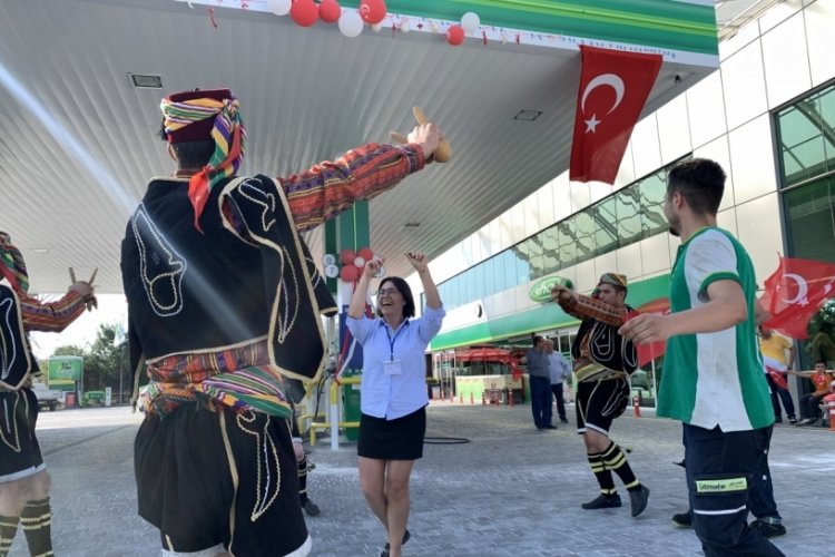 Akaryakıt istasyonunda m&uuml;şterilere coşkulu 30 Ağustos karşılaması