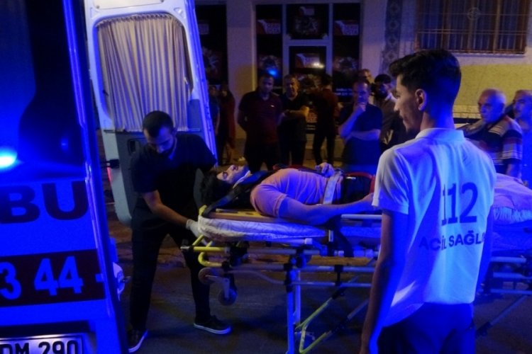Malatya'da alkoll&uuml; s&uuml;r&uuml;c&uuml; kaldırımda y&uuml;r&uuml;yenleri bi&ccedil;ti: 5 yaralı