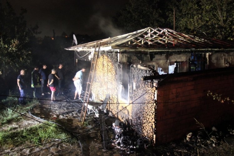 Kocaeli'de prefabrik ev yangında k&uuml;le d&ouml;nd&uuml;