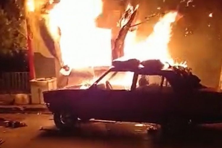 Manisa'da depoda &ccedil;ıkan yangın ara&ccedil;lara sı&ccedil;radı