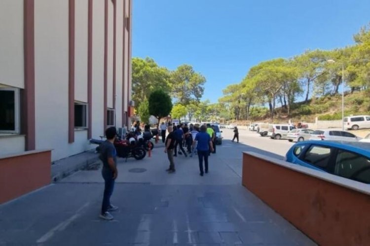 Antalya'da bir garip olay: Kazada d&ouml;v&uuml;ld&uuml;ler, hastanede bı&ccedil;aklandılar