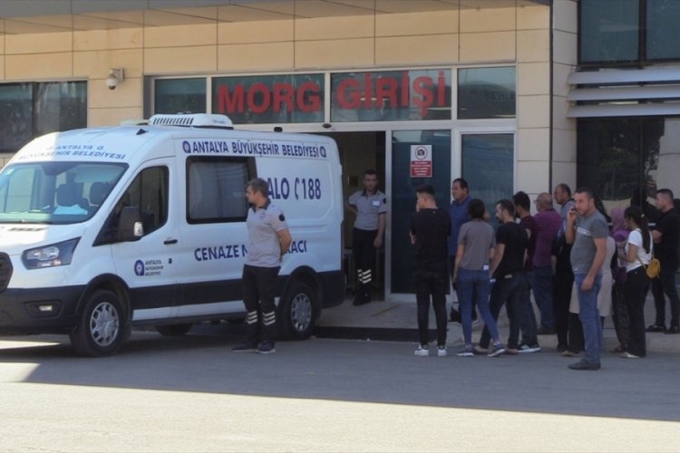 Antalya'da otomobil devrildi: 1 &ouml;l&uuml;, 1 yaralı