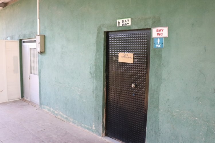 70 yaşındaki adam kapı deliğinden tuvaletteki &ccedil;ocukları izlerken yakalandı