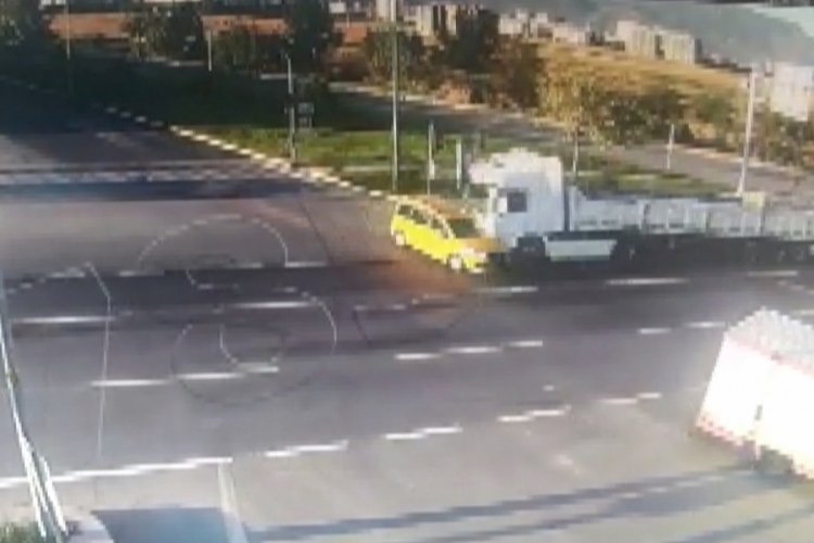TIR'ın &ccedil;arptığı taksinin şof&ouml;r&uuml; ve yolcusu hayatını kaybetti