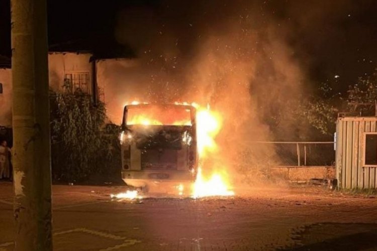 Kocaeli'de Suadiyespor'a ait takım otob&uuml;s&uuml; alevler i&ccedil;inde kaldı