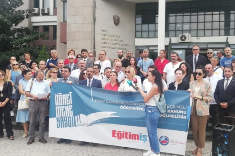 Bursa'da öğretmenler, meslek kanununa karşı sokağa çıktı