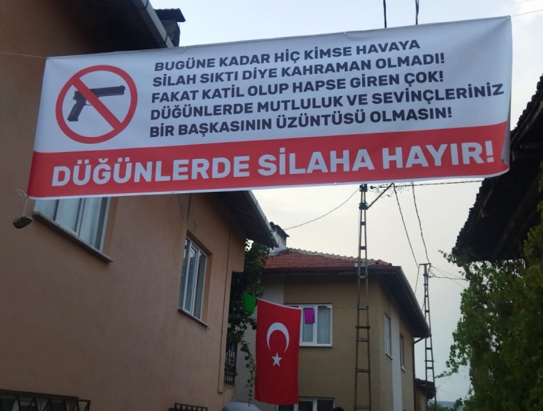 Bursa'da mahalle sakinleri son g&uuml;nlerde artan maganda olaylarına karşı pankart astılar