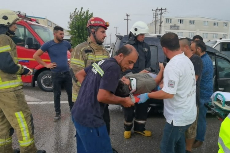Bursa'da hatalı d&ouml;n&uuml;ş kazaya neden oldu: 4 yaralı