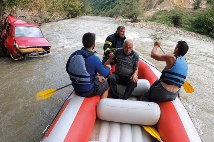 Otomobil &ccedil;ay yatağına yuvarlandı, s&uuml;r&uuml;c&uuml;y&uuml; raftingciler kurtardı