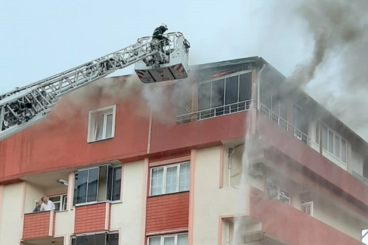 Kocaeli'nde yıldırımın d&uuml;şt&uuml;ğ&uuml; &ccedil;atı katı alev alev yandı