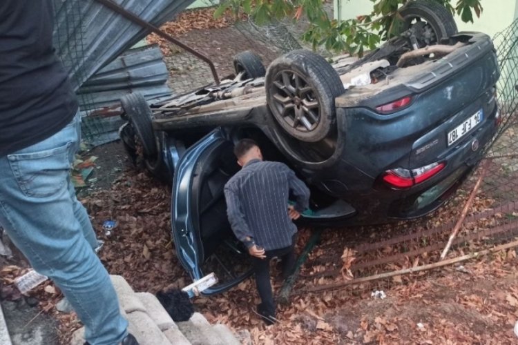 İstanbul'da kontrolden &ccedil;ıkan otomobil okul bah&ccedil;esine u&ccedil;tu: 2 yaralı