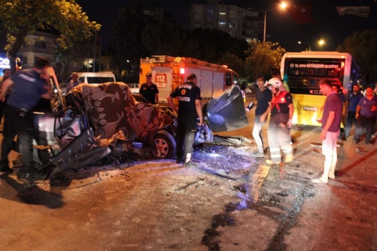 Aydın'da otomobil halk otob&uuml;s&uuml;yle &ccedil;arpıştı: 1 &ouml;l&uuml;, 3 yaralı