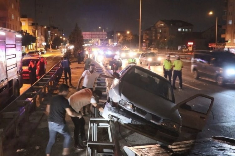 Kocaeli'nde iş&ccedil;i minib&uuml;s&uuml;ne &ccedil;arpan otomobil bariyerlere &ccedil;ıktı