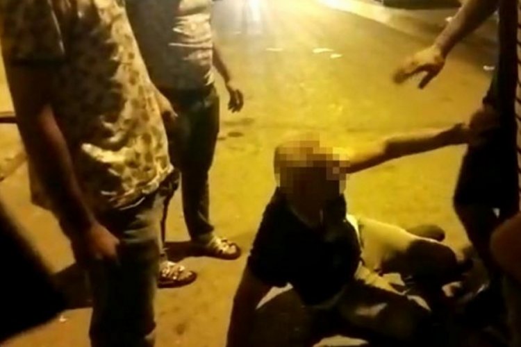 Şanlıurfa'da k&uuml;&ccedil;&uuml;k kız &ccedil;ocuğuna taciz ettiği iddia edilen şahıs tekme tokat d&ouml;v&uuml;ld&uuml;