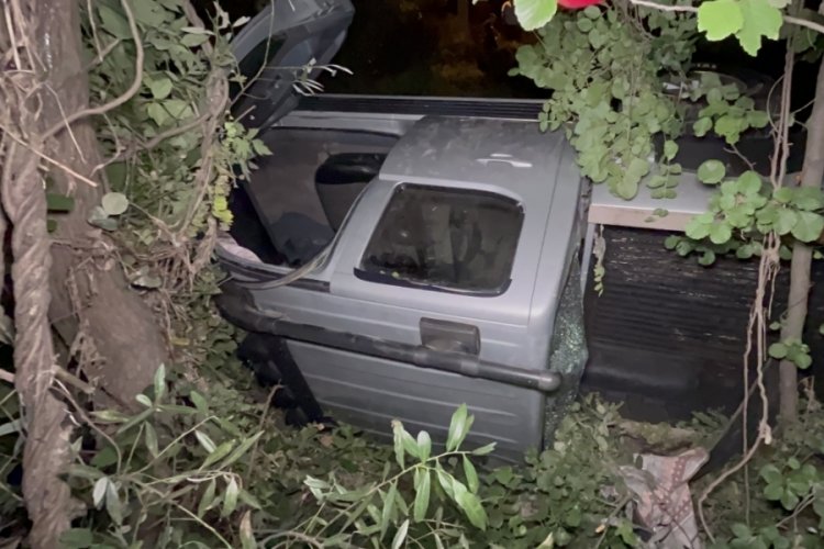 Karab&uuml;k'te kamyonet şarampole u&ccedil;tu