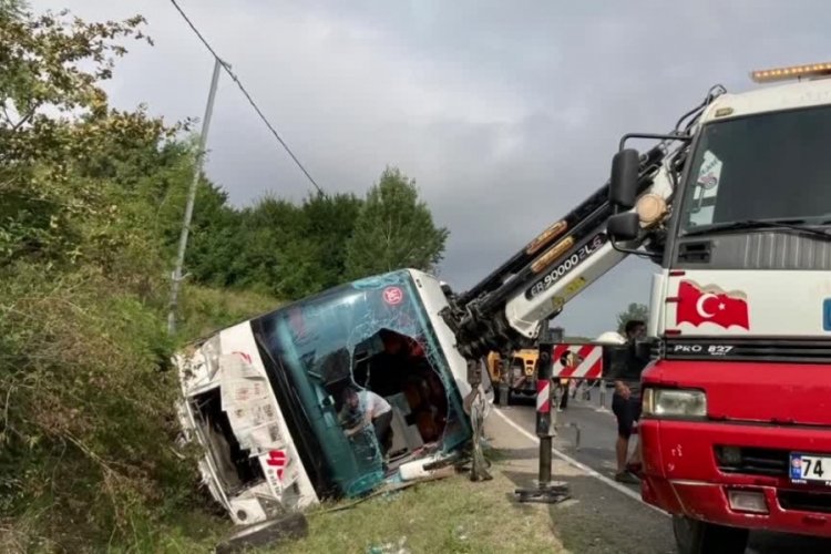 Zonguldak'ta yolcu otob&uuml;s&uuml; şarampole devrildi: 4 yaralı