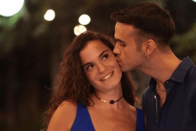 Aslı Bekiroğlu'nu sevgilisi &ouml;pmeye doyamadı