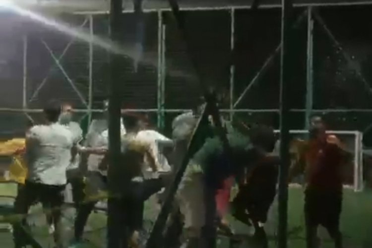 Ma&ccedil; sonrası saha karşıtı, halı sahada silahla dehşet sa&ccedil;tı