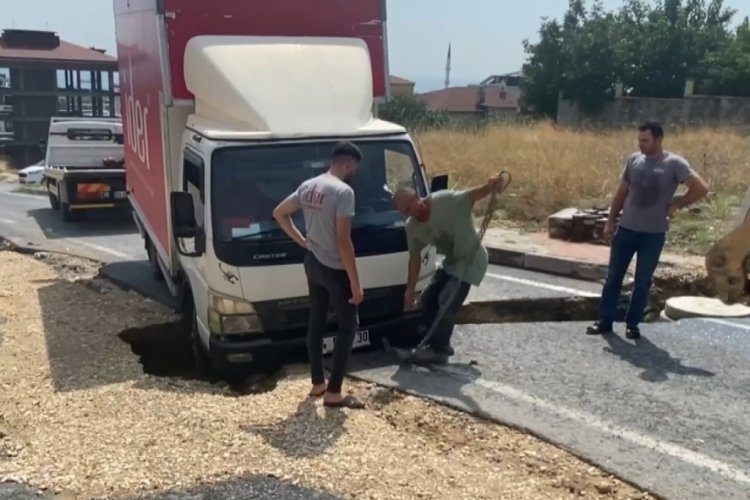İstanbul'da &ccedil;&ouml;ken yola kamyonet d&uuml;şt&uuml;
