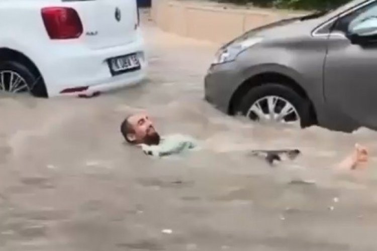 Bursa'da sel felaketinde suda y&uuml;zen adam konuştu: Y&uuml;z&uuml;lebilecek kıvamdaydı