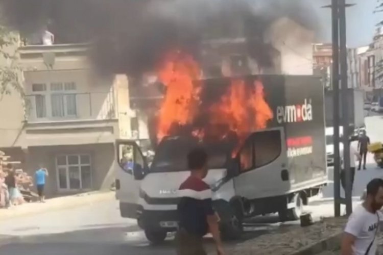 İstanbul'da kamyonet yangını: Deodorant şişesi patladı